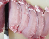 Foto del paso 2 de la receta: Lomo de cerdo empanado con sofrito de verduras al pimentón
