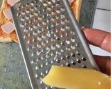 Foto langkah ke 7 dari resep Pizza Roti Tawar.