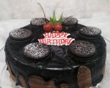Foto langkah ke 10 dari resep Simple Chocolate Birthday Cake.