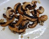 Foto del paso 2 de la receta: Flores de sardinas con hongos salteados