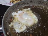 Patatas fritas encebolladas y croquetas