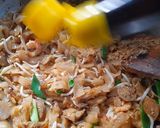 Foto langkah ke 5 dari resep Kwetiau goreng.