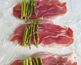 Foto del paso 3 de la receta Enrollados de pechuga con espárragos y jamón