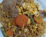 Foto langkah ke 3 dari resep Indomie goreng toping bakso, wortel, buncis.