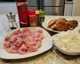 Foto del paso 1 de la receta: Pollo encebollado con setas y calabacín