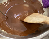 Foto del paso 2 de la receta: Bombones de chocolate rellenos mazapán