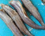 Foto del paso 2 de la receta Bacaladilla rebozada🐟 y ensalada de pimientos🎇