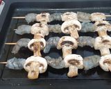 Foto del paso 5 de la receta: Brochetas de langostinos y champiñones con salsa balsámica al Pedro Ximénez