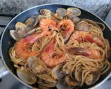 Foto del paso 7 de la receta: Espaguetis con frutos de mar y escamas de guindillas