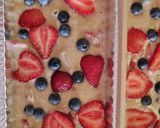 Foto del paso 4 de la receta: Budín de harina integral con banana y frutos rojos