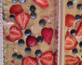 Foto del paso 4 de la receta: Budín de harina integral con banana y frutos rojos