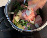 Foto del paso 3 de la receta: Codillo al horno con el jugo de su cocción