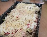 Göngyölt csirkemell spárgával, sajttal hagymaágyon recept fázis 3 fotója