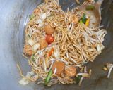 Foto langkah ke 7 dari resep Mie Goreng Udang Bakso Homemade ala Jesslyn Orlane 🍜🔥.