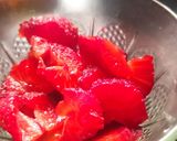 صورة لخطوة 2 من وصفة سلطة الفراولة 🍓🍓