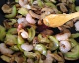 Foto del paso 3 de la receta: Revuelto de calabacín champiñón y gambas