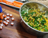 Foto del paso 2 de la receta: Ensalada de repollo con palitos de surimi