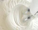 Homemade dark chocolate ice cream with rum raisins and nuts - or simply create your own flavors🍦😋