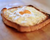 Foto del paso 6 de la receta: Tostada con huevo y queso