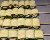 A picture of step 2 of Spiedini di zucchine e gamberi.