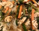 Foto del paso 8 de la receta: Fideos vermicelli salteados con verduras y pollo 🍲