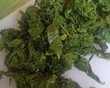 Foto langkah ke 2 dari resep Sayur Daun Singkong Kuah Kuning.