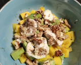 Foto del paso 3 de la receta: Ensalada de mango, aguacate queso de cabra y nueces