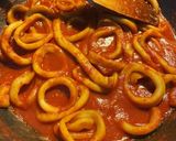 Une image de l'étape 1 de Calamars à la tomate.