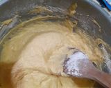 Foto langkah ke 5 dari resep Bolu Karamel atau Bolu Sarang Semut.