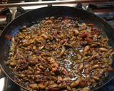 Foto del paso 3 de la receta: Sepionets flamejades amb favetes, ceba i tomata