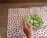 Foto del paso 1 de la receta: Ensalada de pepino y calabacín + salsa de yogur + nachos