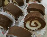 صورة لخطوة 14 من وصفة رول التمر بجوز الهند بالشكولا طعم اكتر من رائع 😋😋😋