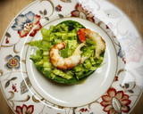 Foto del paso 3 de la receta: Timbal de aguacate con lechuga y langostinos
