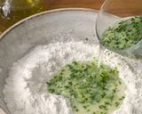 Foto del passaggio 1 della ricetta Sfoglia all’acqua con erba cipollina (senza lievito)