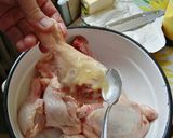 Fokhagymás, tejfölös csirkecombok sajttal sütve recept fázis 2 fotója