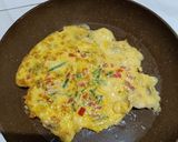 Foto langkah ke 3 dari resep Omelette Jamur Kancing.