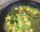 Foto langkah ke 3 dari resep Ayam masak kuning kemangi.