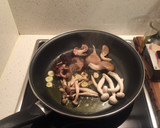 Foto del paso 3 de la receta: Tostadas de setas al foie