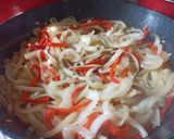 Foto del paso 2 de la receta: Salteado de pescadilla, cebolla y morrón