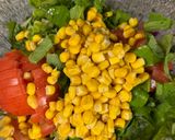 Foto del paso 3 de la receta: Ensalada de atún, hojas verdes, choclo, tomate, repollo y queso. De veranito! ☀️