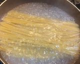 Hình bước làm 2 của món Mì Ý Carbonara - sốt kem và thịt heo hun khói Joselito
