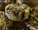 Foto del passaggio 4 della ricetta Biscotti matcha pistacchio e cocco no bake