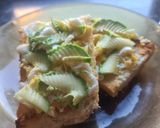 Foto del paso 4 de la receta: Tostada de huevo 🥚 y aguacate 🥑