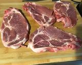 Une image de l'étape 2 de Cotes de porc grillées,marinées aux pommes de terre et piments verts.