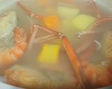 Hình bước làm 2 của món Canh khoai tây cà rốt nấu tôm càng xanh