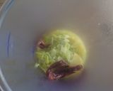 Foto del passaggio 2 della ricetta Filetto di pesce persico su crema di acciughe e porro, e granella di nocciole tostate