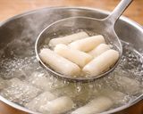 Hình bước làm 1 của món Bánh gạo toppoki sốt kem dâu