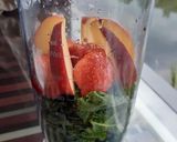 Hình bước làm 1 của món Sinh tố cải xoăn - kale smoothie