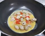 รูปขั้นตอนการทำที่ 4 ของ ข้าวไข่ผัดลูกชิ้นอกไก่