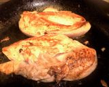 Foto del paso 1 de la receta: Pechugas grille con salteado de hongos y puerros al vino blanco